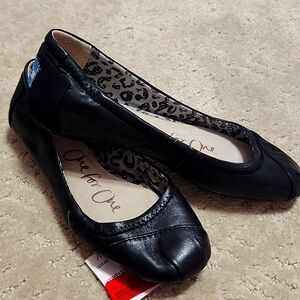 NWT TOMS leather flat
